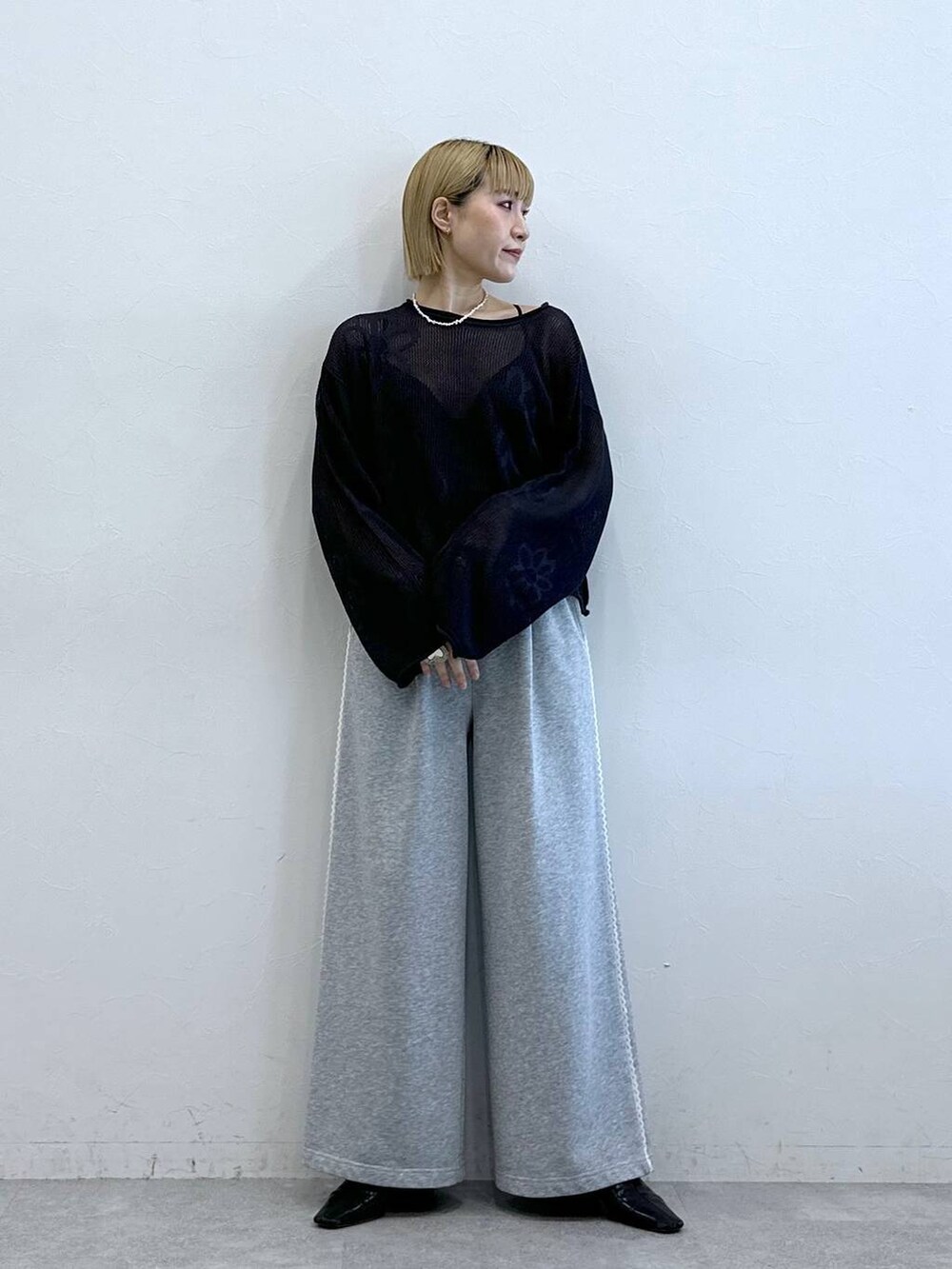 「RAGEBLUEのサイドミニレース/イージースウェットパンツ（スウェットパンツ、グレー系）」を使った、たけおさん（レディース・157cm）の夏コーディネートの2枚目の写真
