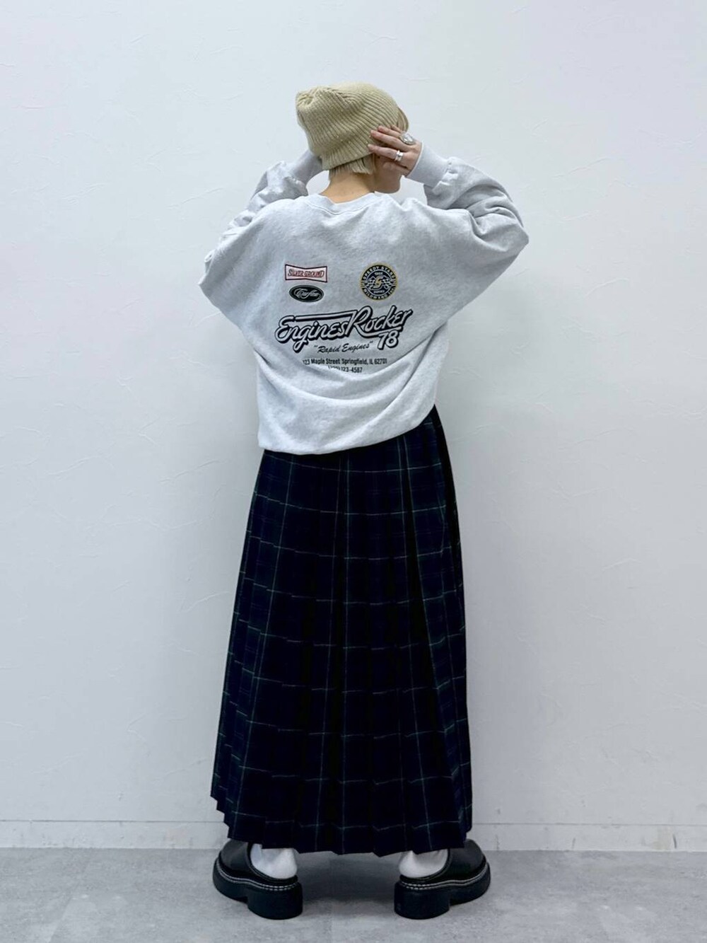 ブラック系のローファー、グレー系のスウェット、ベージュ系のハンチング/ベレー帽を着用したレディースの冬コーディネートの4枚目の写真