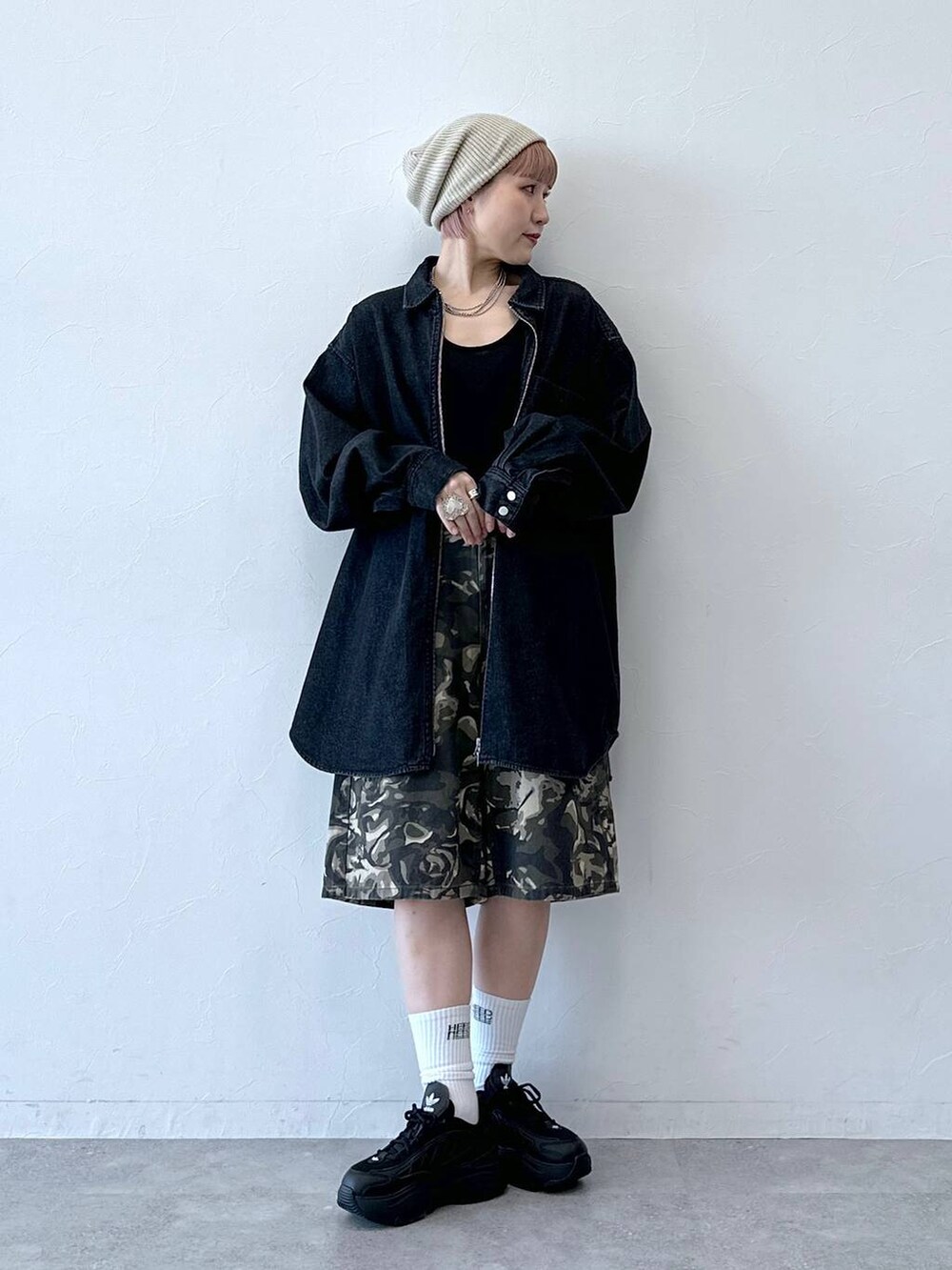 「RAGEBLUEの【UNISEX】 overdyed denim loose shirt/選べる着丈/Wジップオーバーダイ加工デニムルーズシャツ（シャツ/ブラウス、ブラック系）」を使った、たけおさん（レディース・157cm）の春コーディネートの2枚目の写真