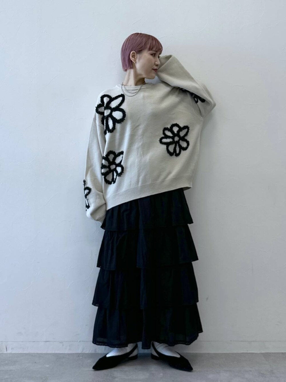 ブラック系のスカート、ホワイト系のニット/セーターを着用したレディースの冬コーディネートの7枚目の写真