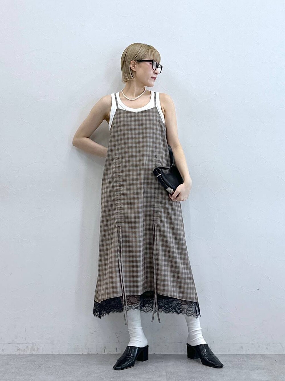 ホワイト系のタンクトップ、グレー系のワンピース、グレー系のメガネを着用したレディースの夏コーディネートの2枚目の写真