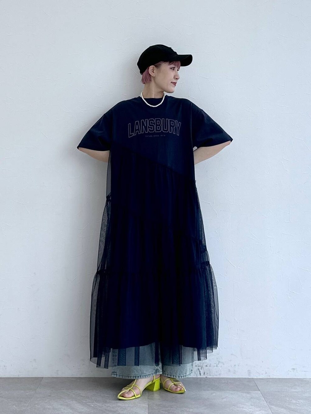 ブルー系のデニムパンツ、ブルー系のワンピースを着用したレディースの春コーディネートの3枚目の写真