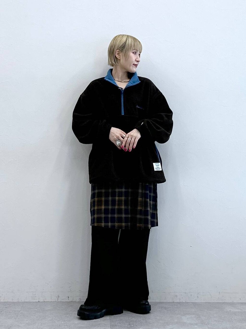 ブラック系のデニムパンツ、その他のローファー、ブラウン系のスウェットを着用したレディースの秋コーディネートの3枚目の写真