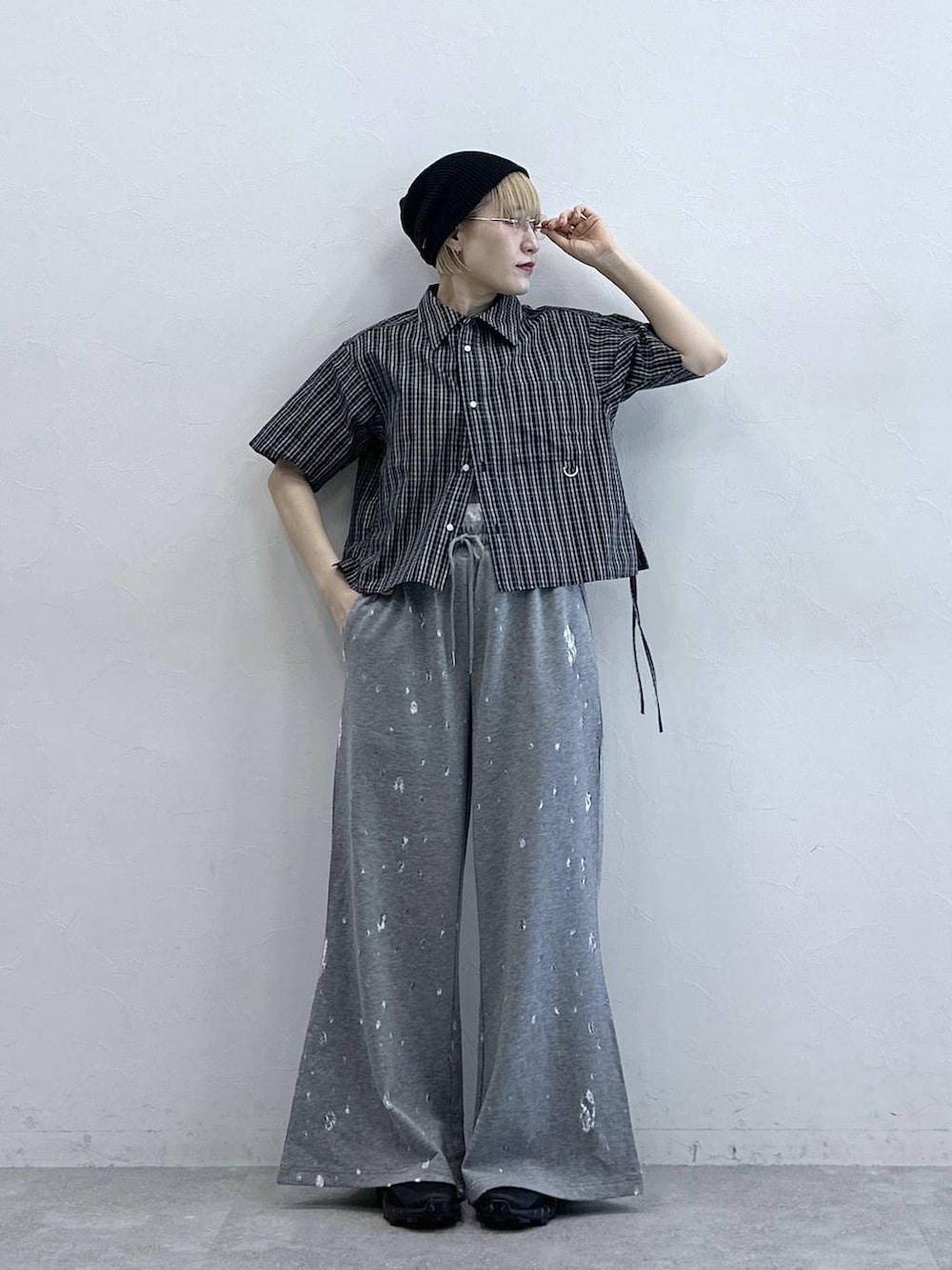 ブラック系のシャツ/ブラウス、グレー系のスウェットパンツ、ブラック系のニットキャップ/ビーニーを着用したレディースの春コーディネートの2枚目の写真