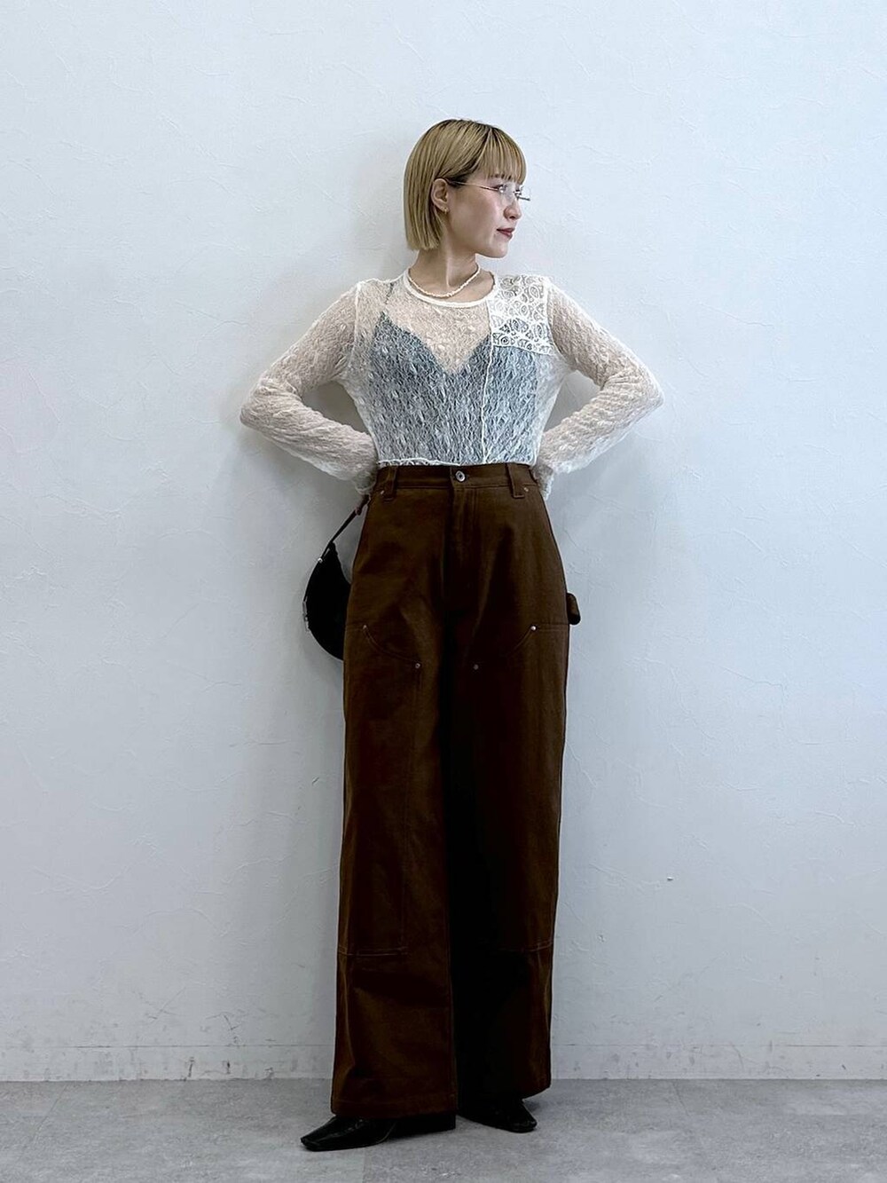 ホワイト系のTシャツ/カットソー、ブラウン系のチノパンツを着用したレディースの秋コーディネートの3枚目の写真