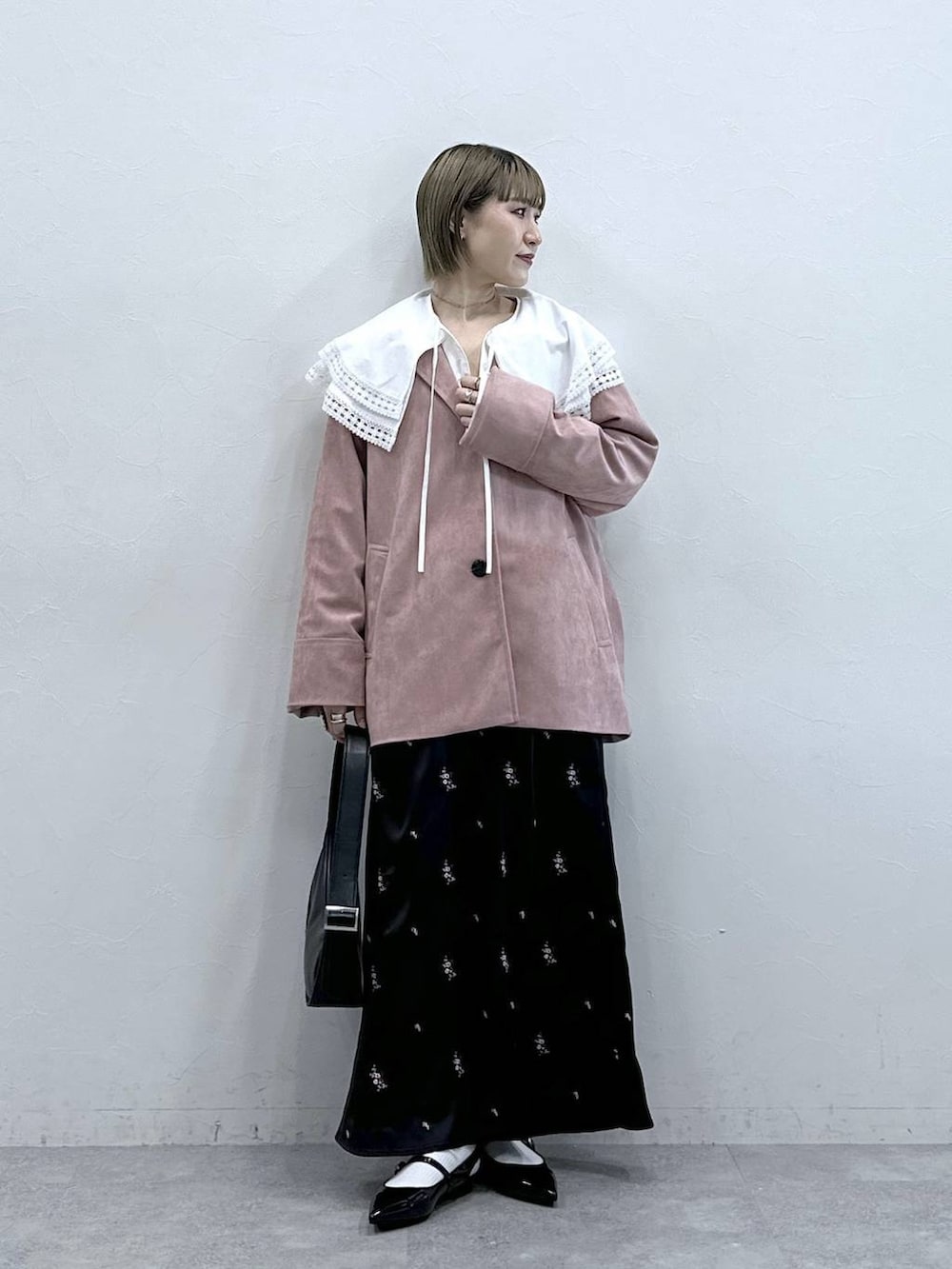 ホワイト系のシャツ/ブラウス、ブラック系のパンプス、ブラック系のショルダーバッグを着用したレディースの冬コーディネートの3枚目の写真