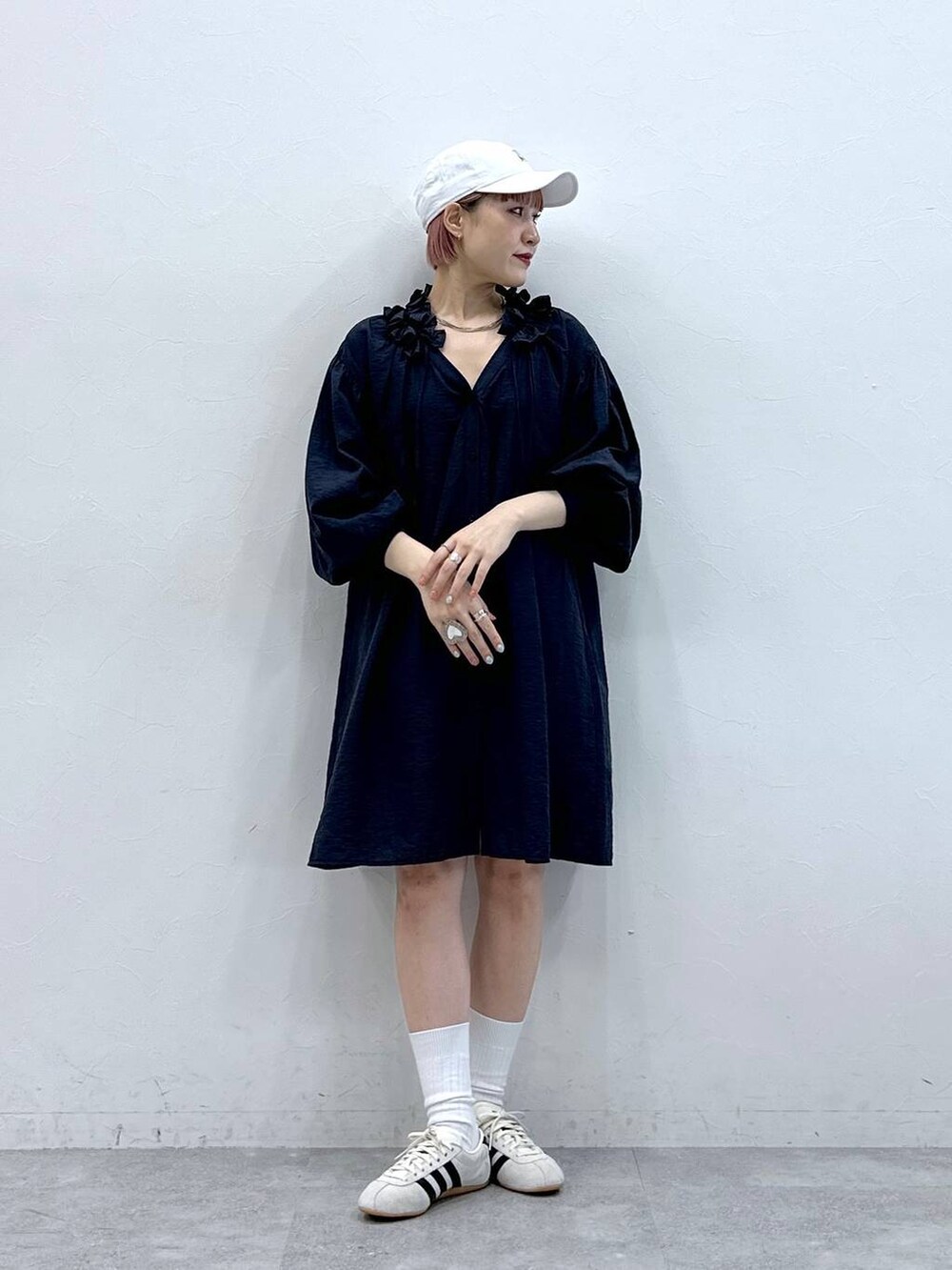 ブルー系のワンピース、ホワイト系のスニーカーを着用したレディースの春コーディネートの3枚目の写真