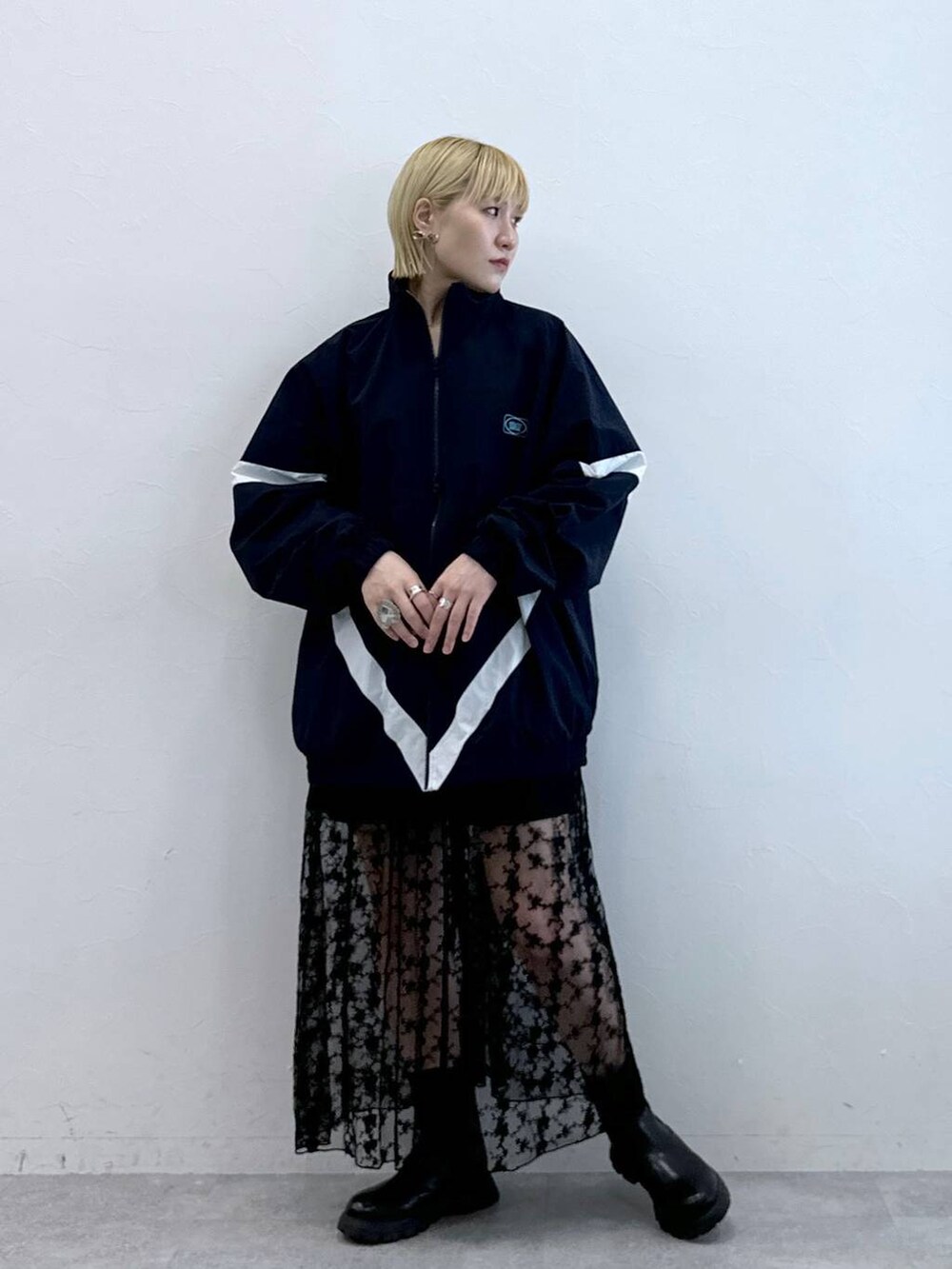 ブラック系のワンピース、ブルー系のブルゾンを着用したレディースの夏コーディネートの3枚目の写真