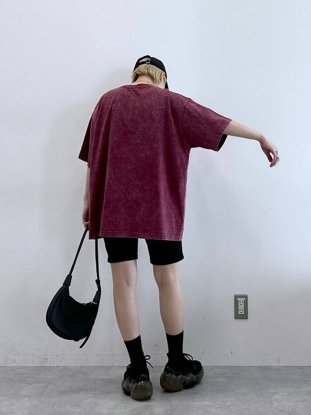 ブラック系のその他パンツ、ブラック系のショルダーバッグ、レッド系のTシャツ/カットソーを着用したレディースの夏コーディネートの4枚目の写真