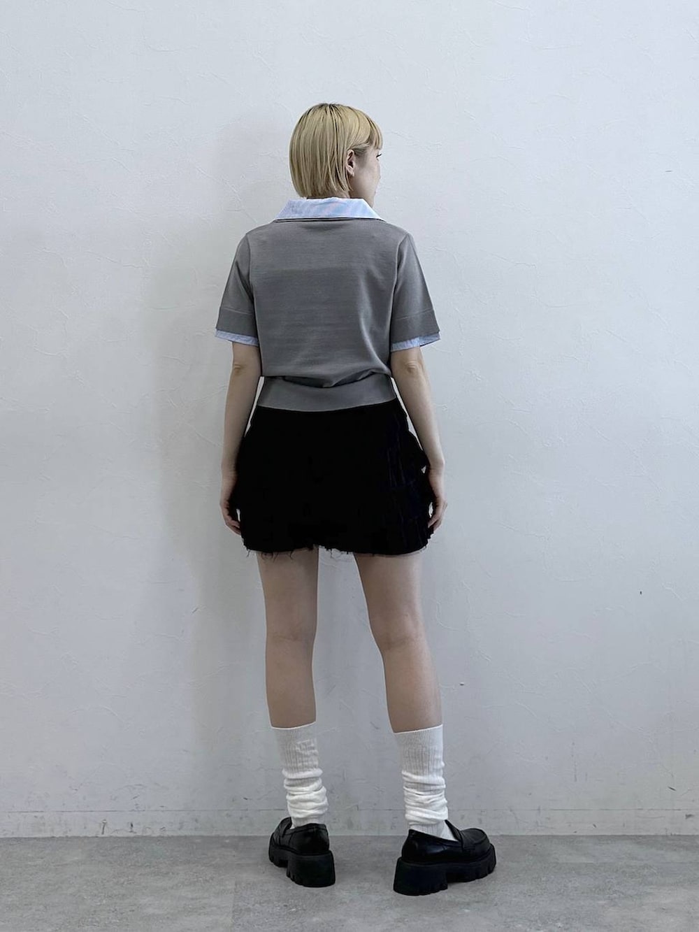 ブラック系のスカート、グレー系のシャツ/ブラウスを着用したレディースの春コーディネートの5枚目の写真