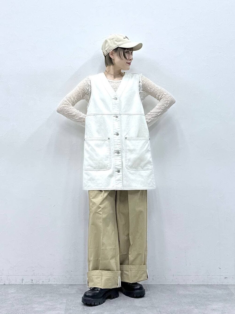 その他のローファー、ホワイト系のTシャツ/カットソー、ベージュ系のチノパンツを着用したレディースの冬コーディネートの4枚目の写真