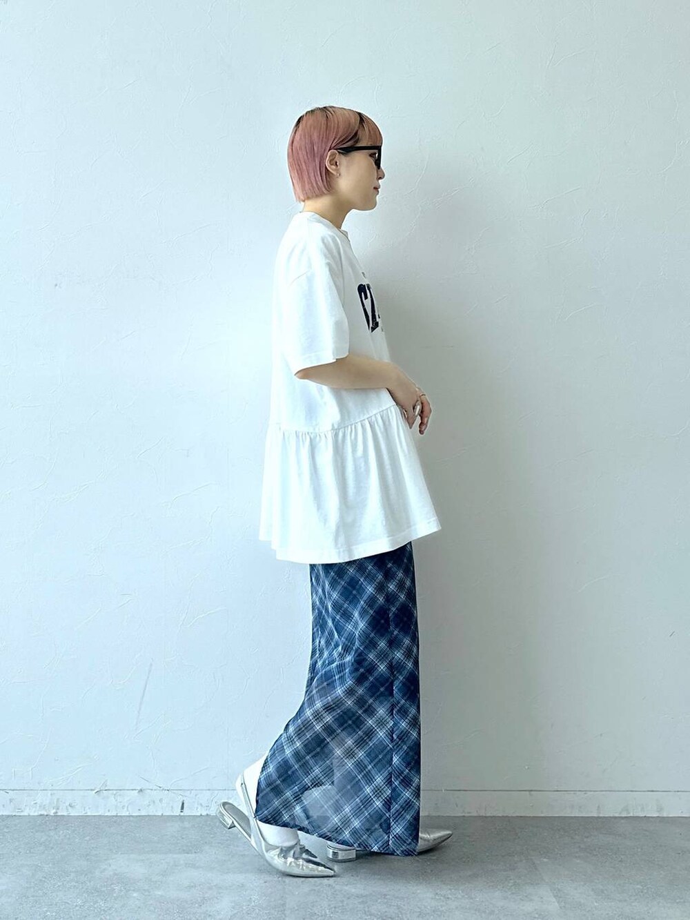 ブルー系のスカート、ホワイト系のTシャツ/カットソー、グレー系のメガネを着用したレディースの春コーディネートの5枚目の写真