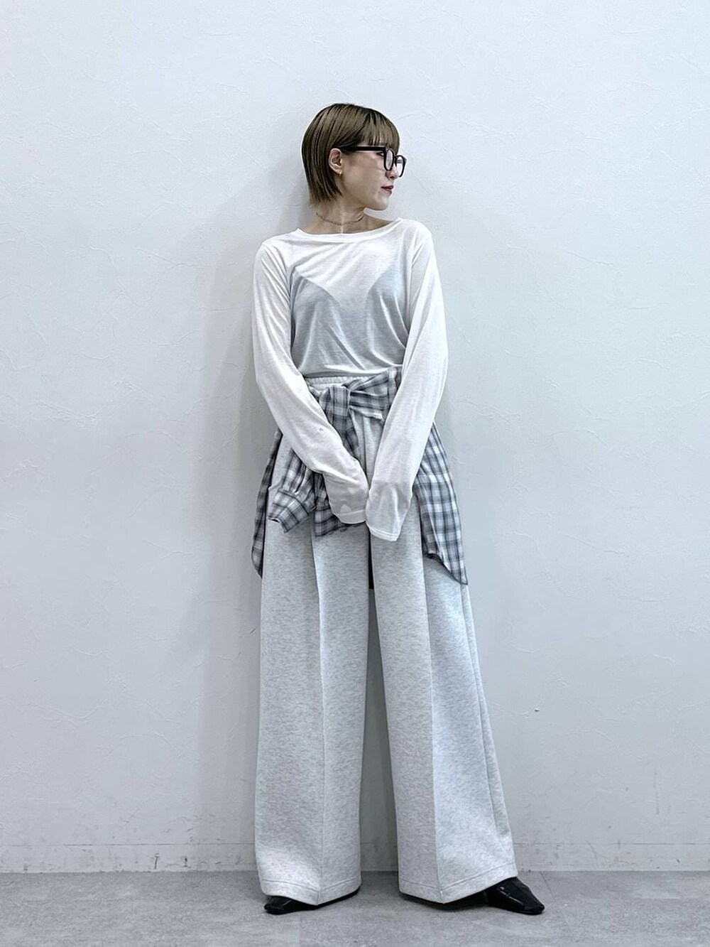 ホワイト系のスウェットパンツ、ブラック系のシャツ/ブラウス、ホワイト系のTシャツ/カットソーを着用したレディースの冬コーディネートの5枚目の写真