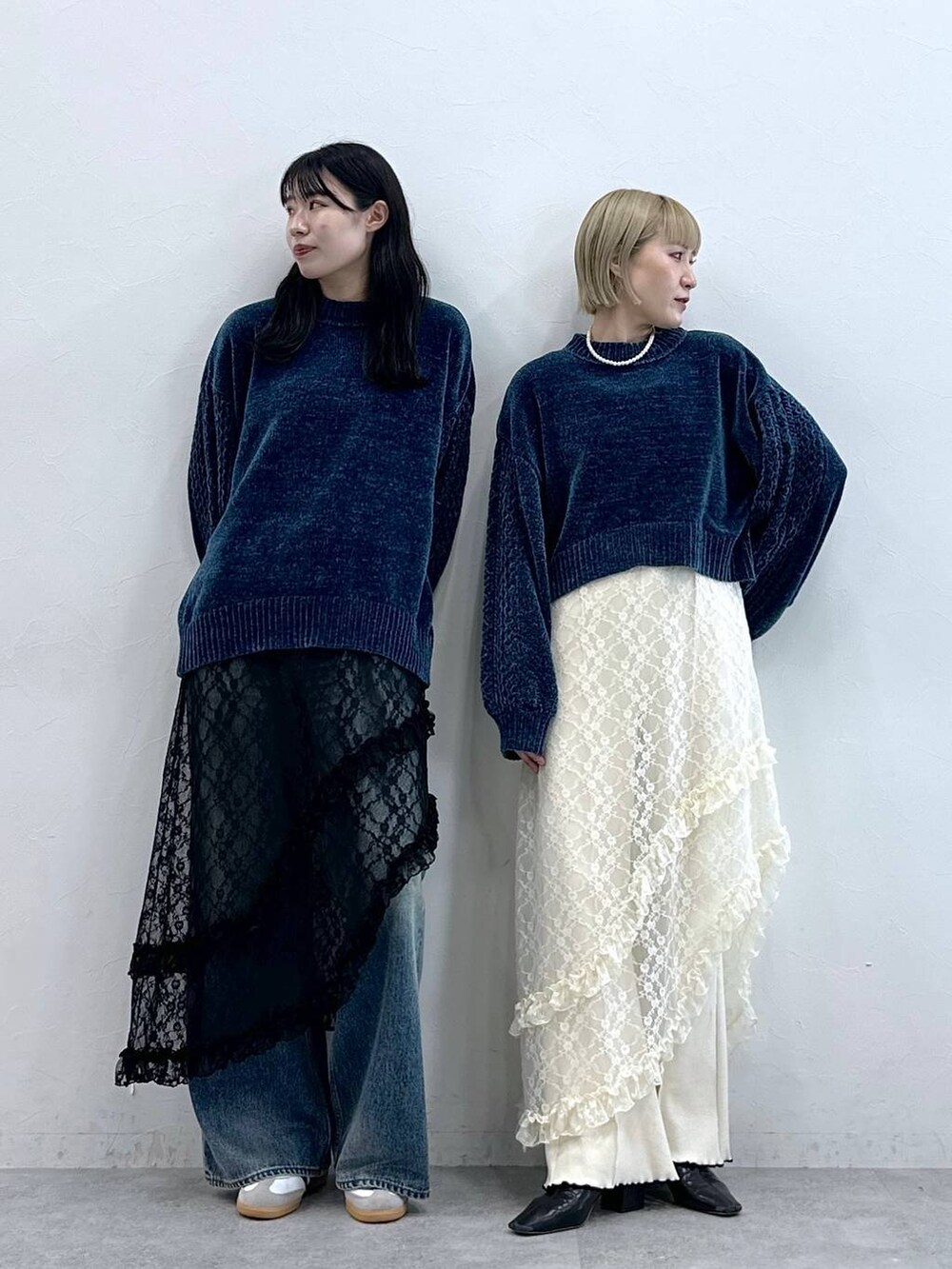 ブルー系のニット/セーター、ブルー系のデニムパンツ、ブルー系のTシャツ/カットソーを着用したレディースの夏コーディネートの2枚目の写真