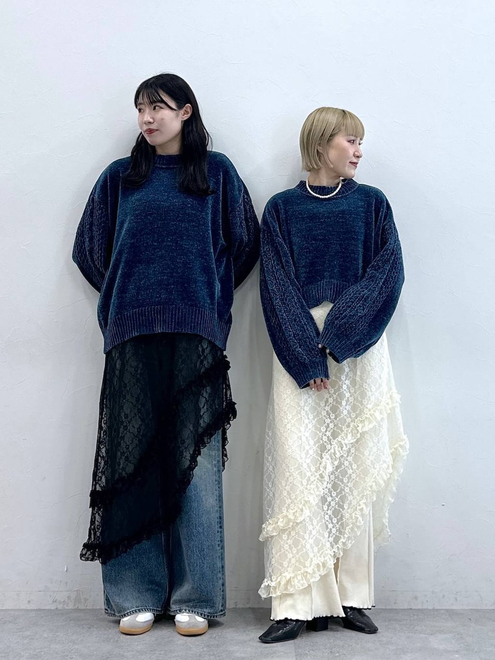 ブルー系のニット/セーター、ブルー系のデニムパンツ、ブルー系のTシャツ/カットソーを着用したレディースの夏コーディネートの3枚目の写真