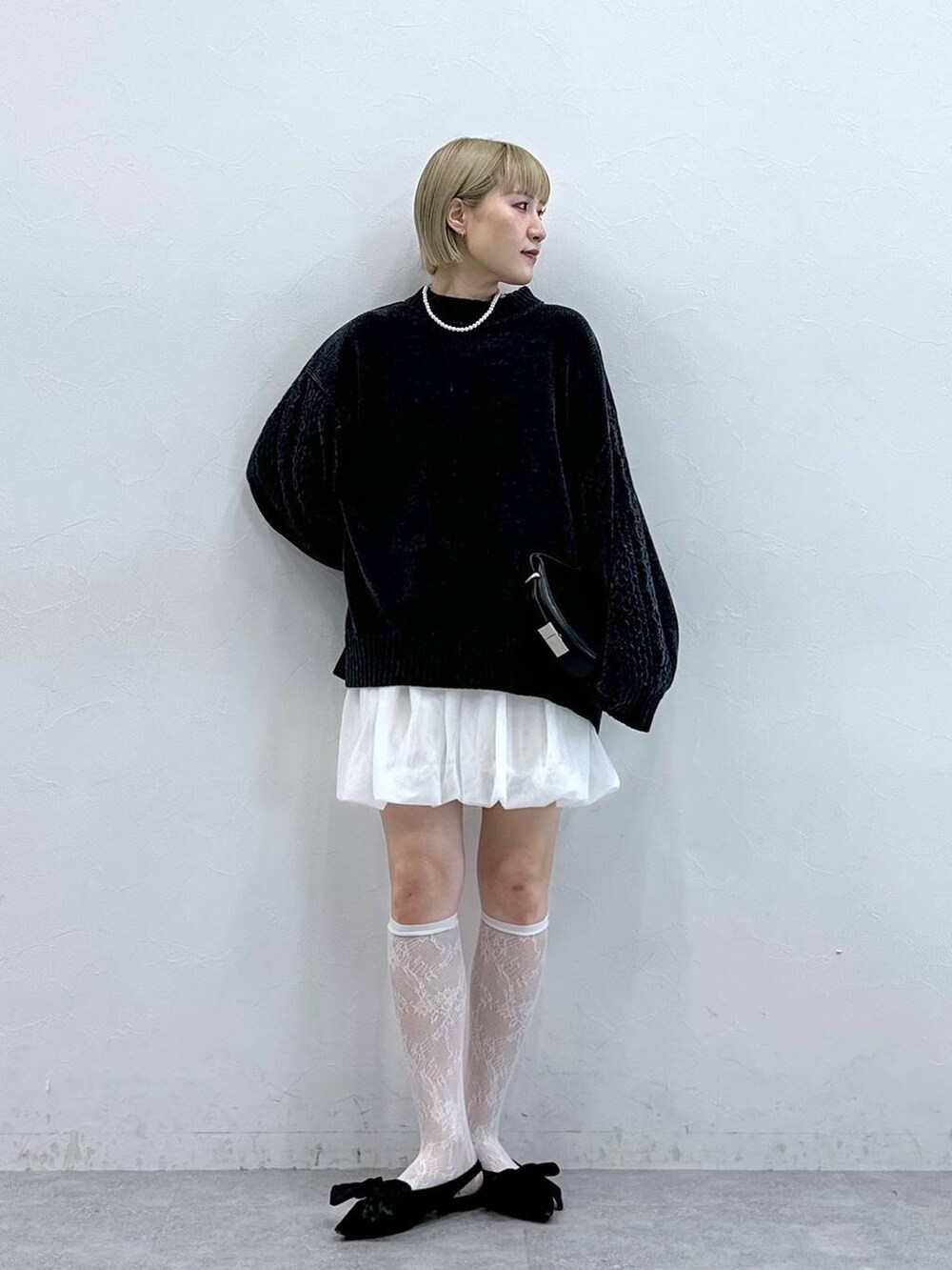「RAGEBLUEのボリュームスリーブ/袖デザインBIGモールニット（Tシャツ/カットソー、ブラック系）」を使った、たけおさん（レディース・157cm）の夏コーディネートの2枚目の写真