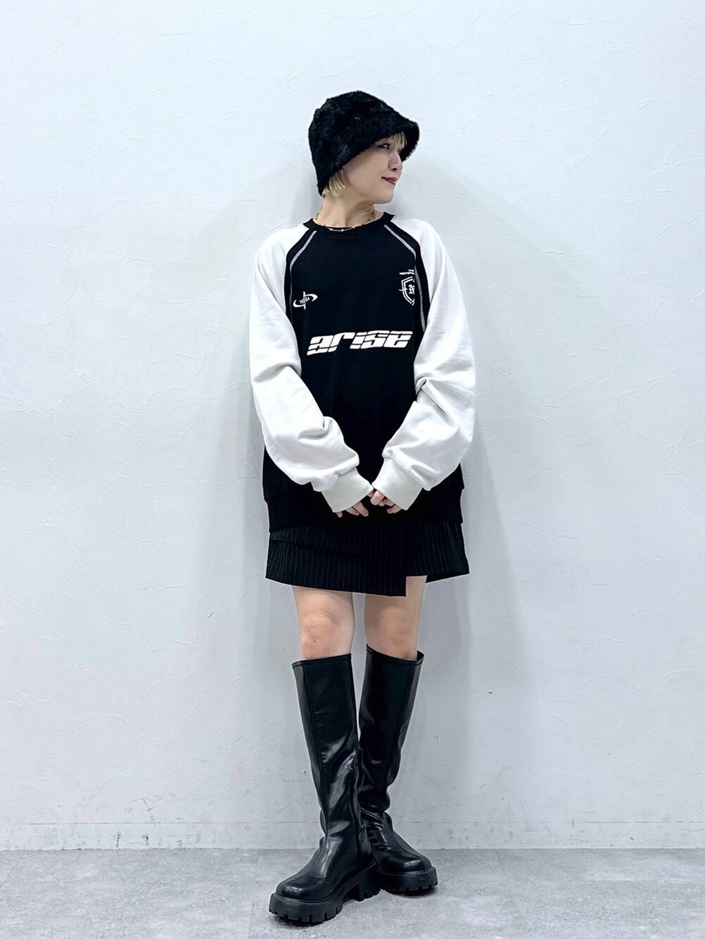 ブラック系のブーツ、ブラック系のスカート、ブラック系のスウェットを着用したレディースの秋コーディネートの4枚目の写真