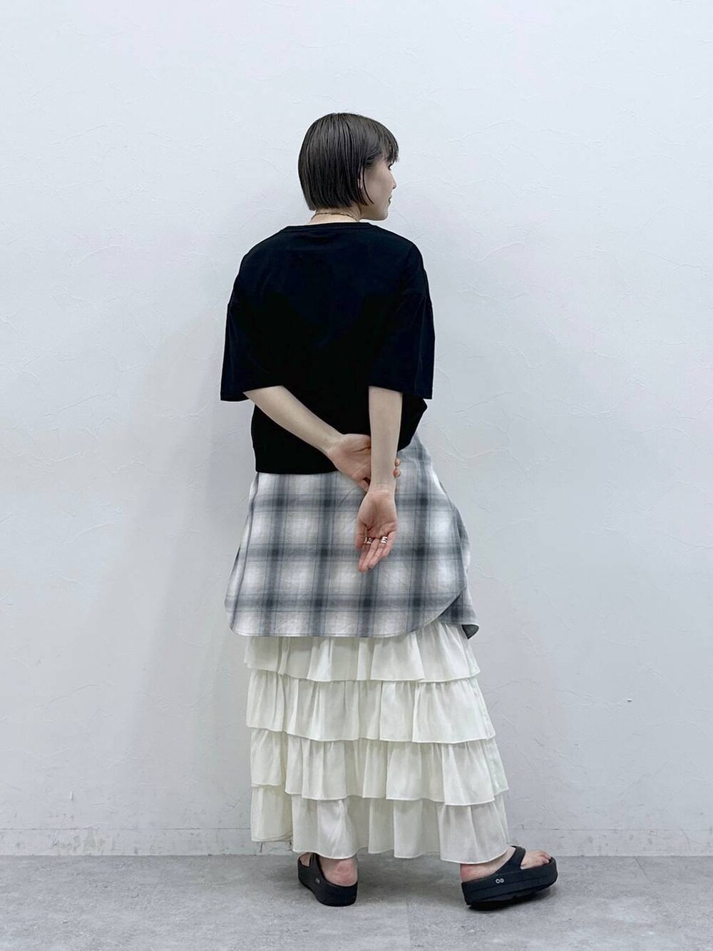 ブラック系のTシャツ/カットソー、ブルー系のシャツ/ブラウス、ホワイト系のスカートを着用したレディースの春コーディネートの6枚目の写真