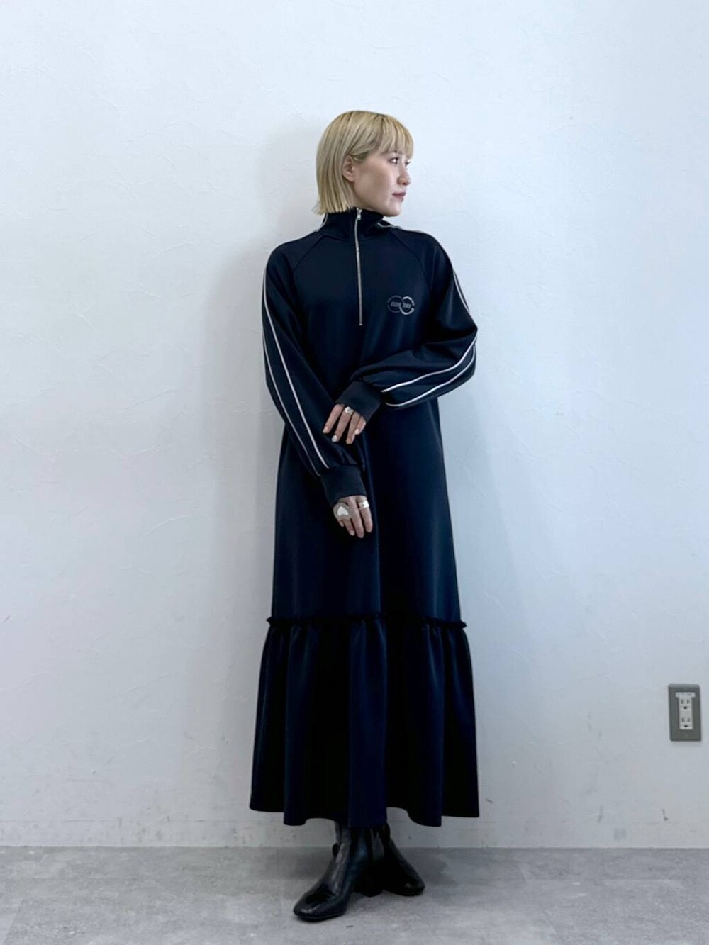 ブルー系のワンピースを着用したレディースの夏コーディネートの3枚目の写真