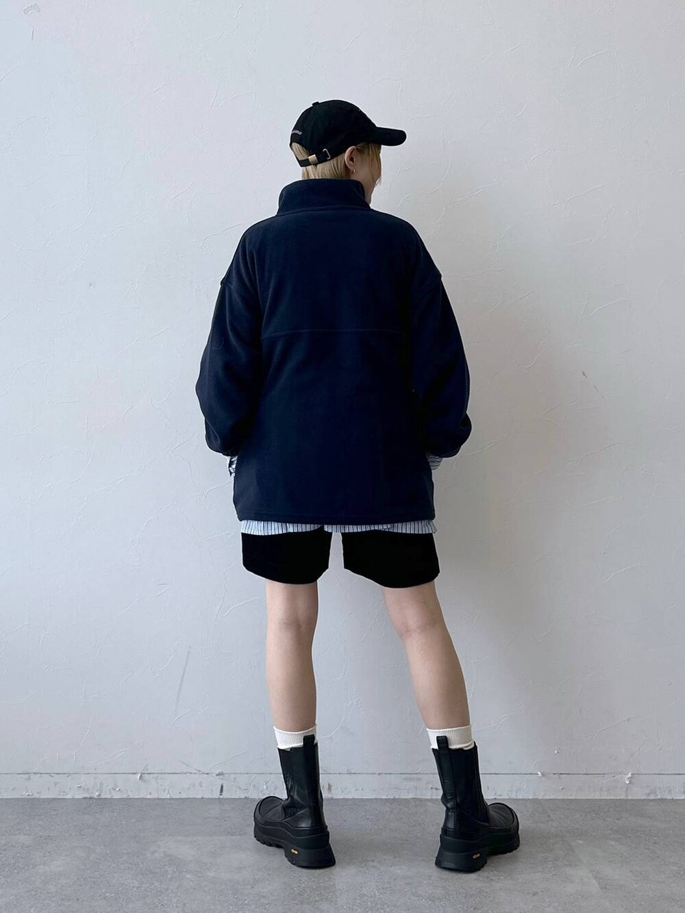 ブルー系のスウェット、ブルー系のTシャツ/カットソー、ブラック系のその他パンツを着用したレディースの秋コーディネートの7枚目の写真