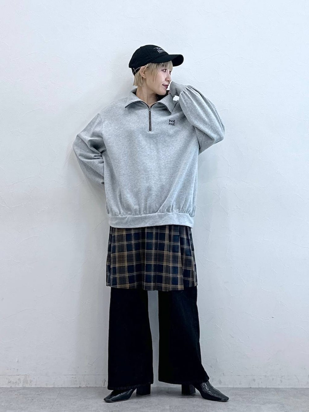 ブラック系のデニムパンツ、グレー系のスウェット、ブラウン系のスカートを着用したレディースの秋コーディネートの3枚目の写真