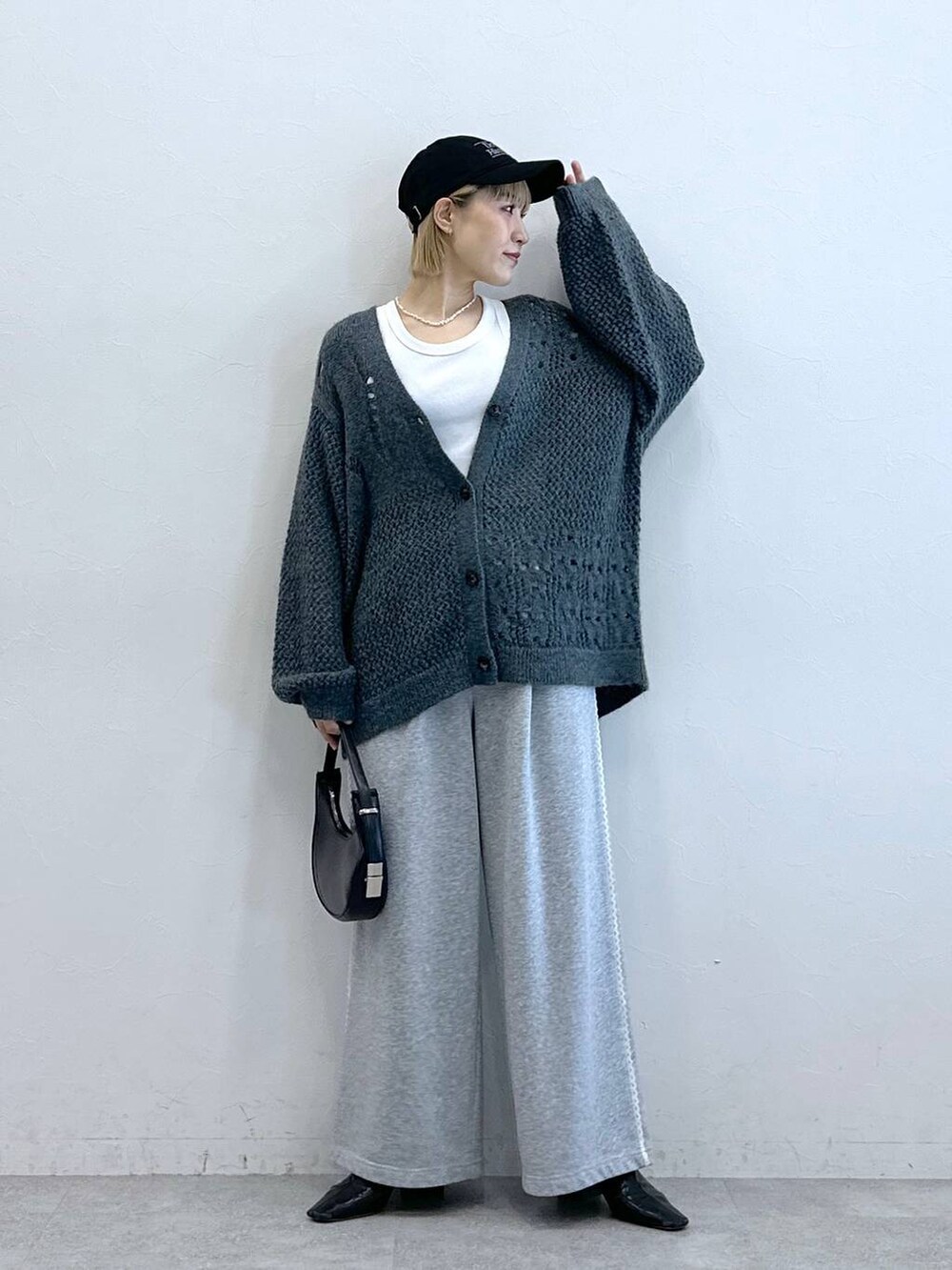 ブルー系のカーディガン/ボレロ、グレー系のスウェットパンツ、ブラック系のキャップを着用したレディースの夏コーディネートの2枚目の写真