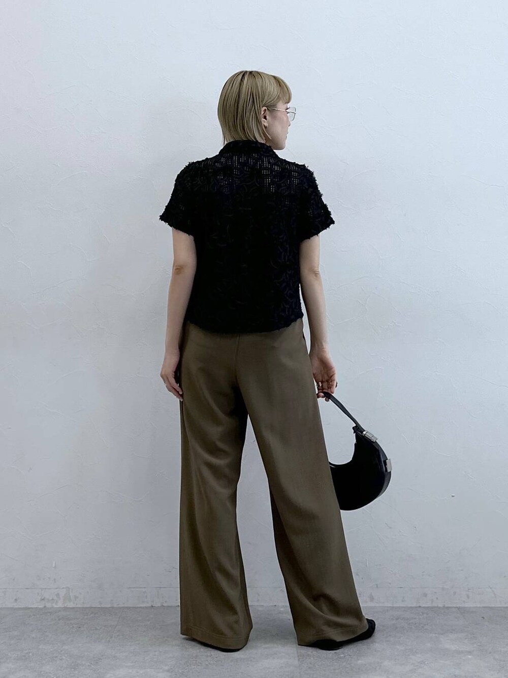 ブラック系のシャツ/ブラウス、ブラウン系のスラックスを着用したレディースの夏コーディネートの6枚目の写真