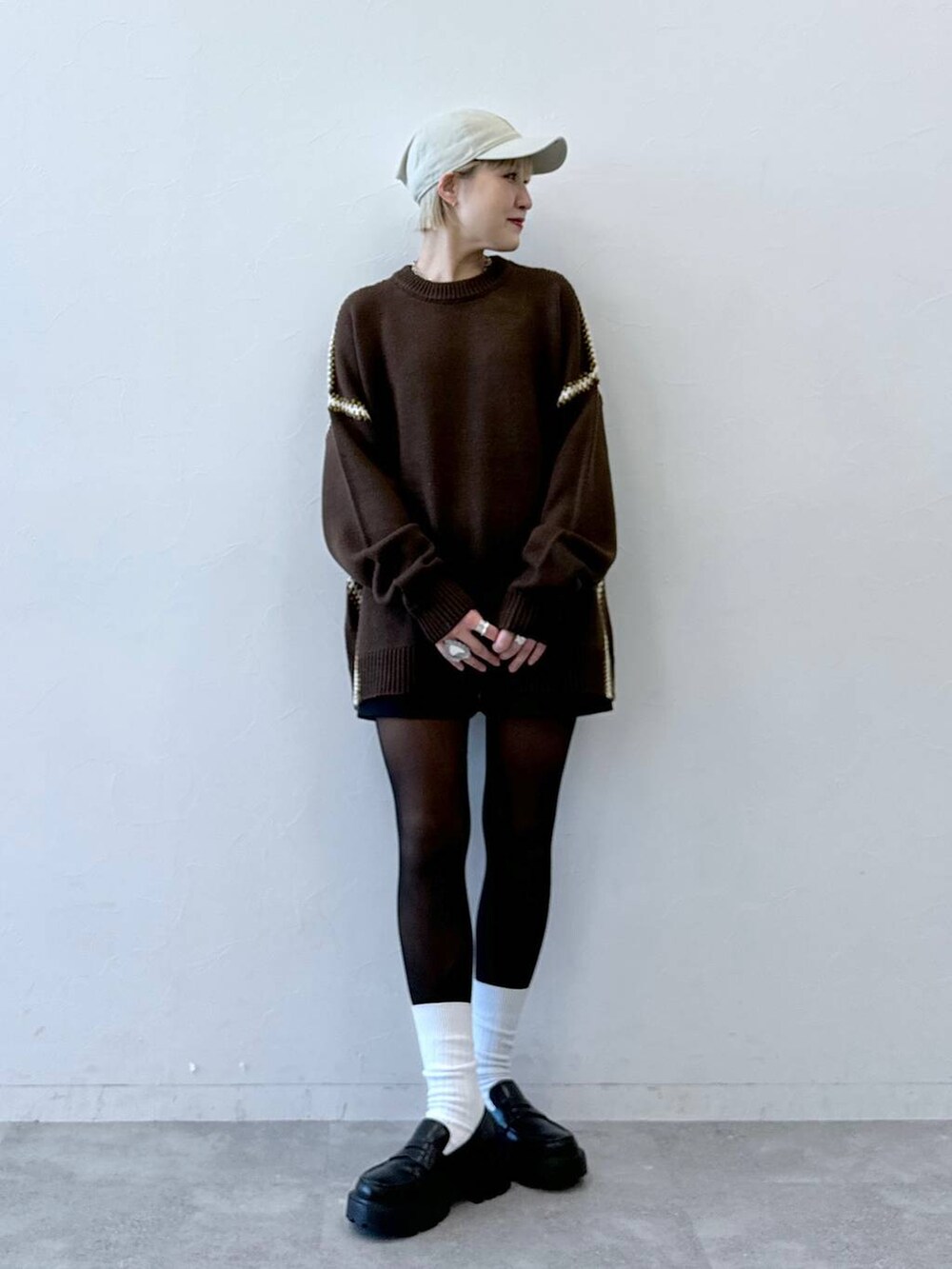ブラウン系のニット/セーター、ブラック系のその他パンツ、ブラック系のローファーを着用したレディースの冬コーディネートの5枚目の写真