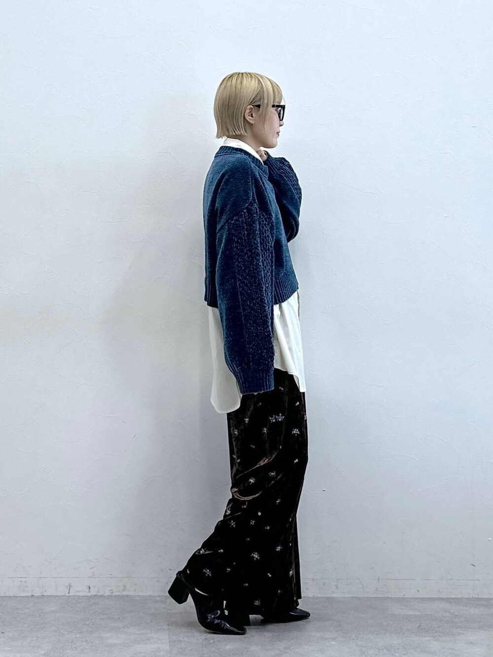 ブルー系のニット/セーター、ブラウン系のスウェットパンツ、ホワイト系のシャツ/ブラウスを着用したレディースの秋コーディネートの4枚目の写真