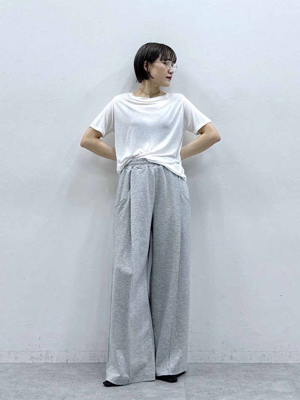 グレー系のスウェットパンツ、ホワイト系のTシャツ/カットソーを着用したレディースの春コーディネートの2枚目の写真