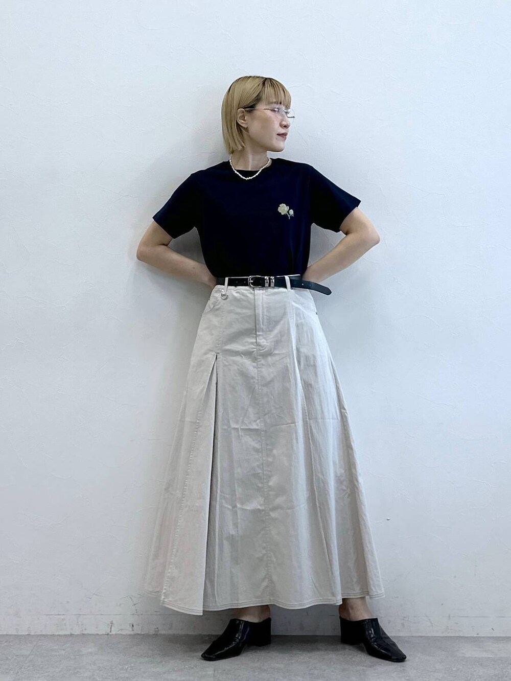 ブルー系のTシャツ/カットソー、ホワイト系のスカートを着用したレディースの夏コーディネートの4枚目の写真