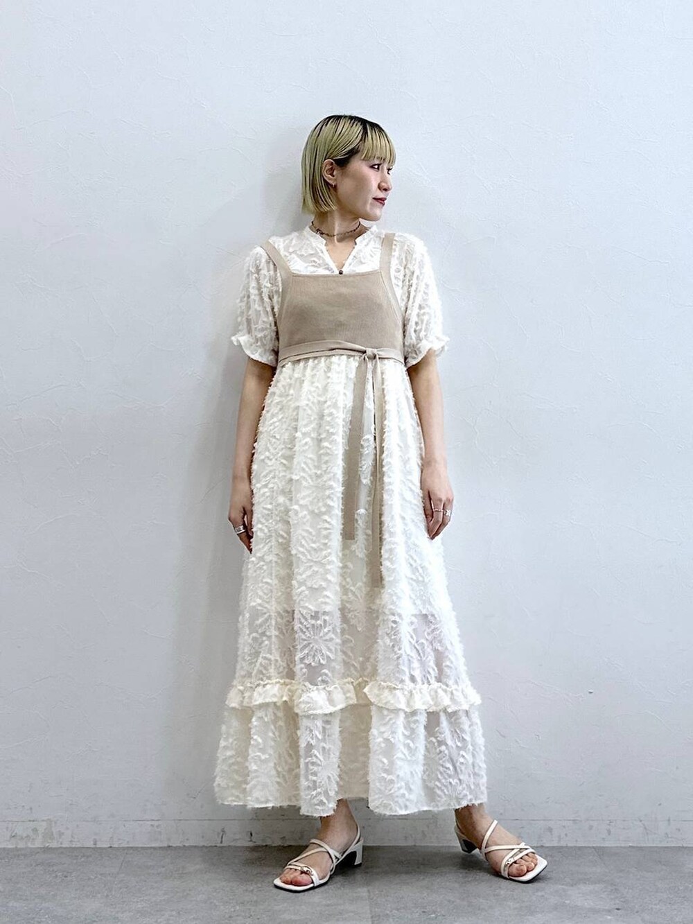 ホワイト系のワンピース、ホワイト系のサンダルを着用したレディースの夏コーディネートの2枚目の写真