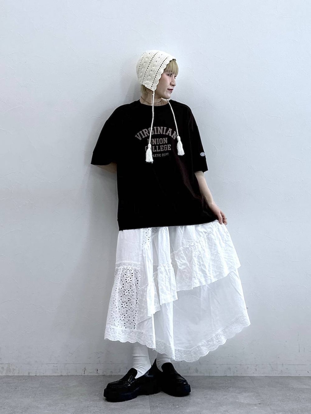 ホワイト系のスカート、ブラック系のローファー、ブラウン系のTシャツ/カットソーを着用したレディースの夏コーディネートの3枚目の写真