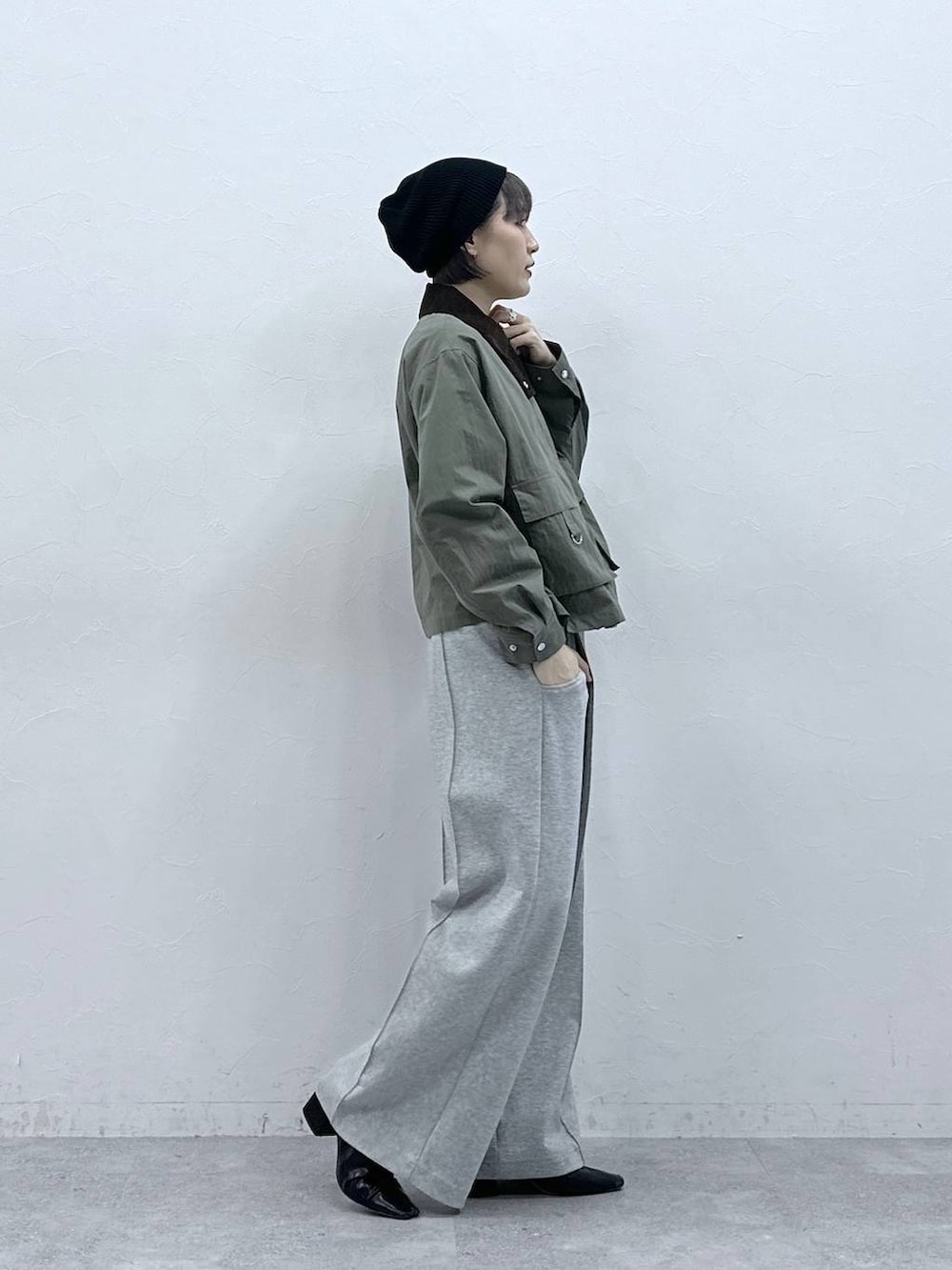 グリーン系のブルゾン、グレー系のスウェットパンツ、ブラック系のニットキャップ/ビーニーを着用したレディースの春コーディネートの5枚目の写真