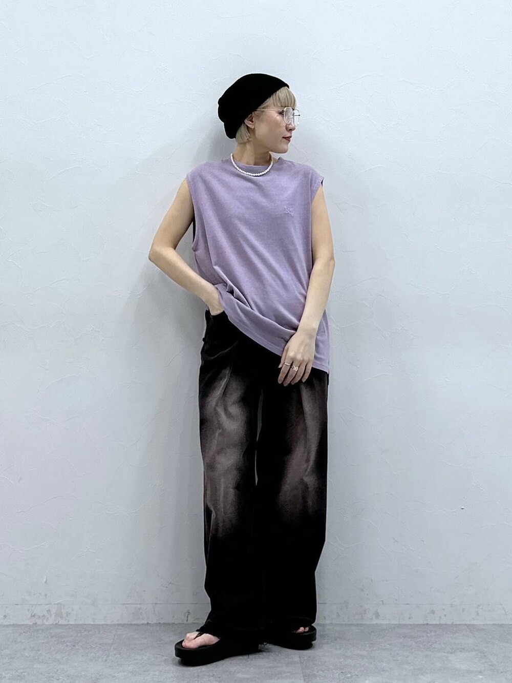 ブラック系のデニムパンツ、パープル系のTシャツ/カットソー、ブラック系のサンダルを着用したレディースの夏コーディネートの4枚目の写真