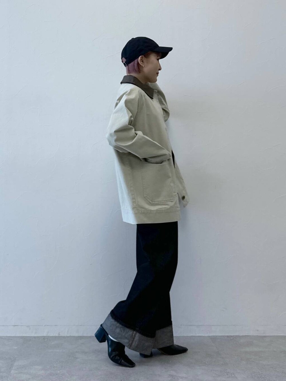 ブラック系のキャップを着用したレディースの冬コーディネートの4枚目の写真