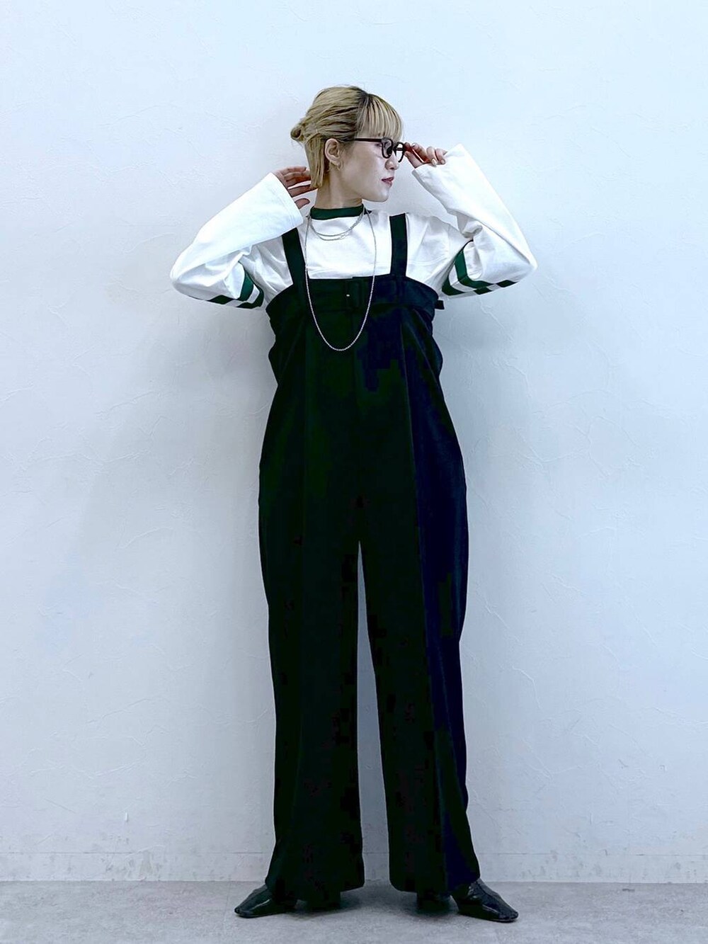 ブラック系のサロペット/オーバーオール、ホワイト系のTシャツ/カットソーを着用したレディースの冬コーディネートの7枚目の写真
