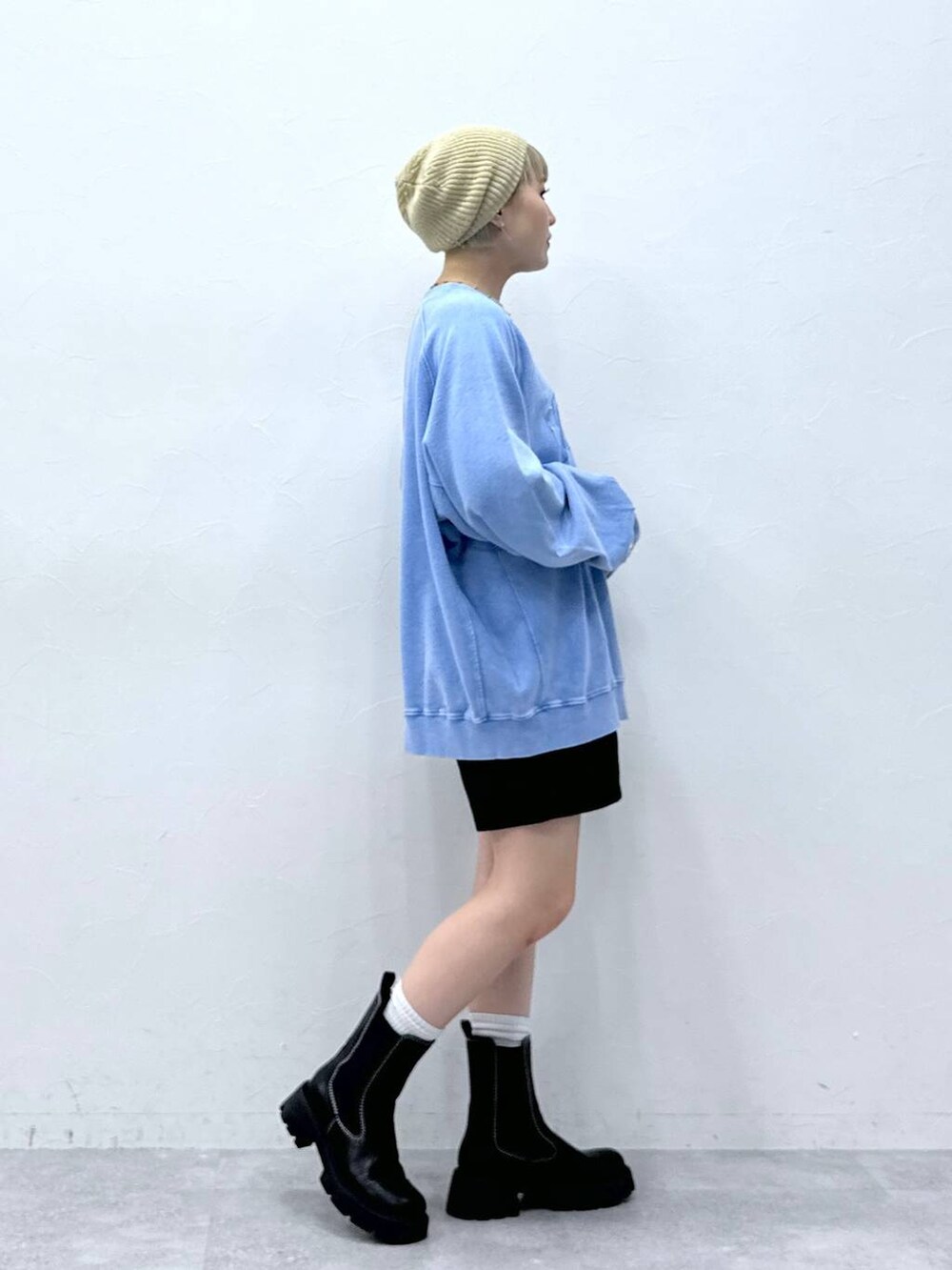 ブラック系のチノパンツ、ブラック系のブーツ、ブルー系のスウェットを着用したレディースの秋コーディネートの4枚目の写真