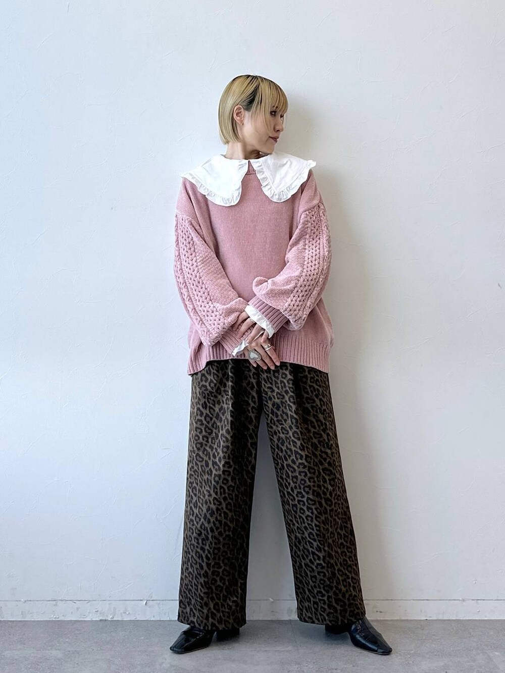 ピンク系のTシャツ/カットソー、その他のチノパンツ、ホワイト系のシャツ/ブラウスを着用したレディースの秋コーディネートの3枚目の写真