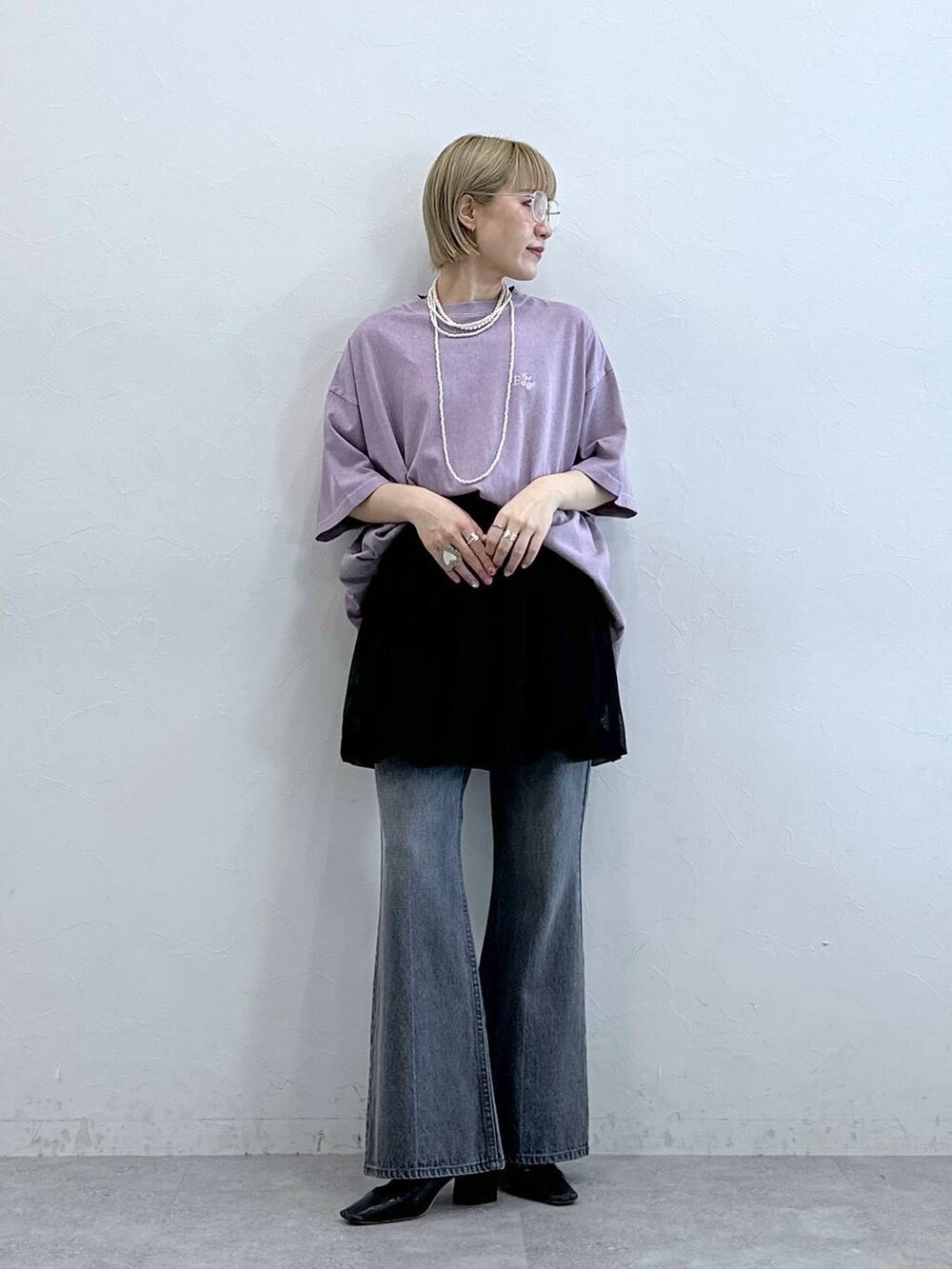 ピンク系のTシャツ/カットソー、グレー系のデニムパンツ、ブラック系のスカートを着用したレディースの夏コーディネートの2枚目の写真