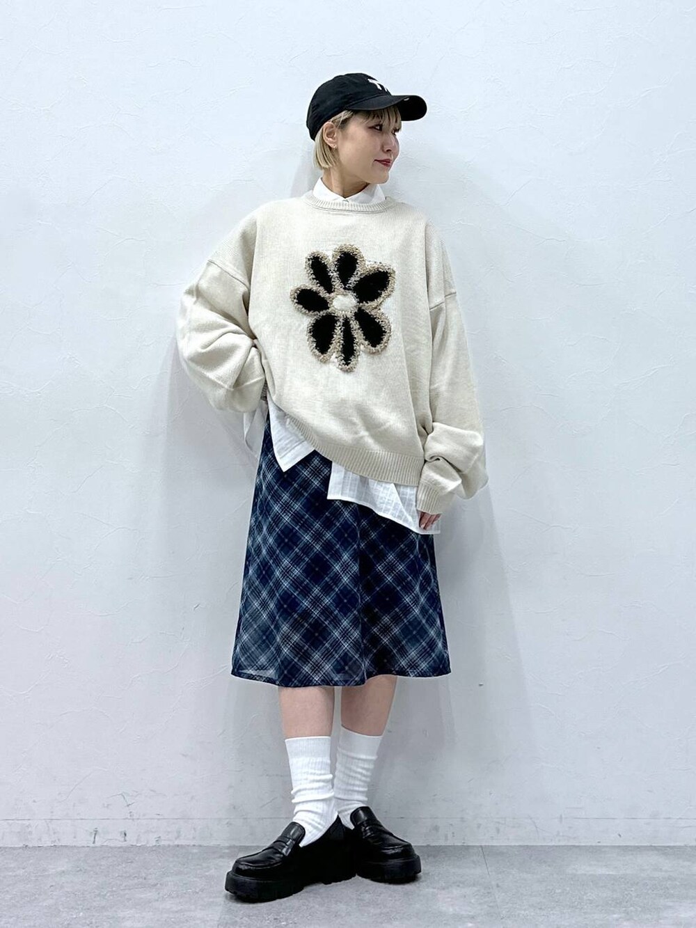 ホワイト系のニット/セーター、ホワイト系のシャツ/ブラウス、ブラック系のローファーを着用したレディースの冬コーディネートの3枚目の写真