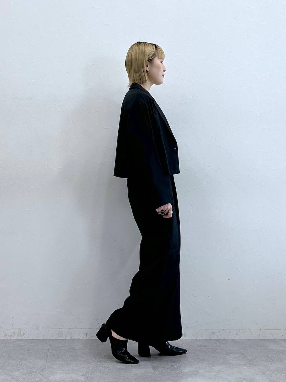 ブラック系のテーラードジャケット、ホワイト系のTシャツ/カットソーを着用したレディースの秋コーディネートの5枚目の写真