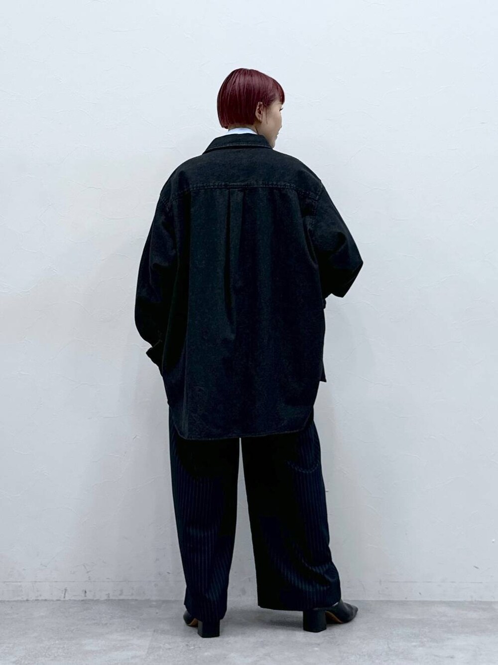 ブラック系のシャツ/ブラウス、ブルー系のスラックス、ブルー系のシャツ/ブラウスを着用したレディースの春コーディネートの6枚目の写真