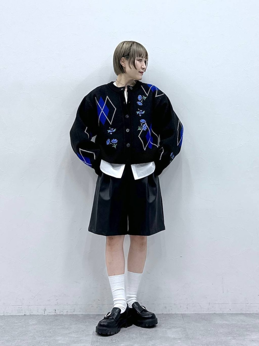 その他のローファー、ホワイト系のシャツ/ブラウス、ブラック系のその他パンツを着用したレディースの冬コーディネートの2枚目の写真