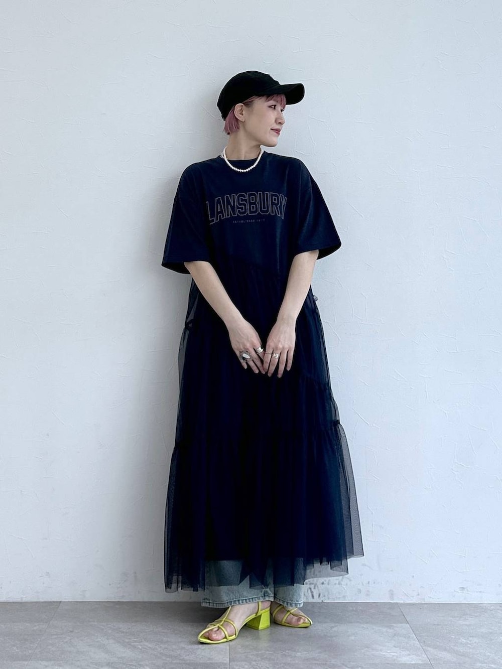 ブルー系のデニムパンツ、ブルー系のワンピースを着用したレディースの春コーディネートの4枚目の写真