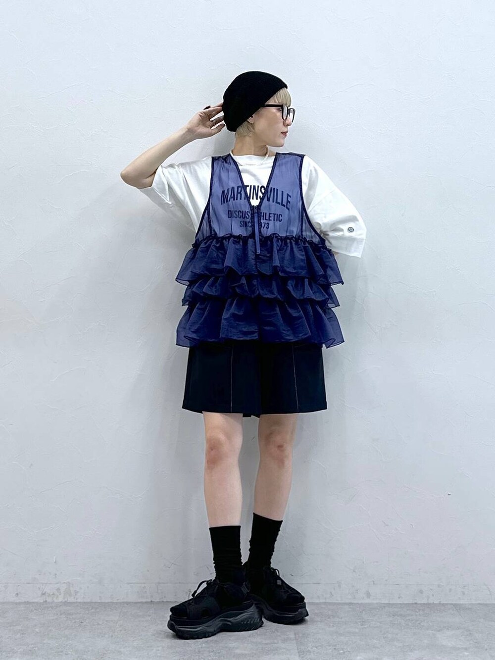 ホワイト系のTシャツ/カットソー、ブルー系のスラックス、ブラック系のサンダルを着用したレディースの夏コーディネートの2枚目の写真