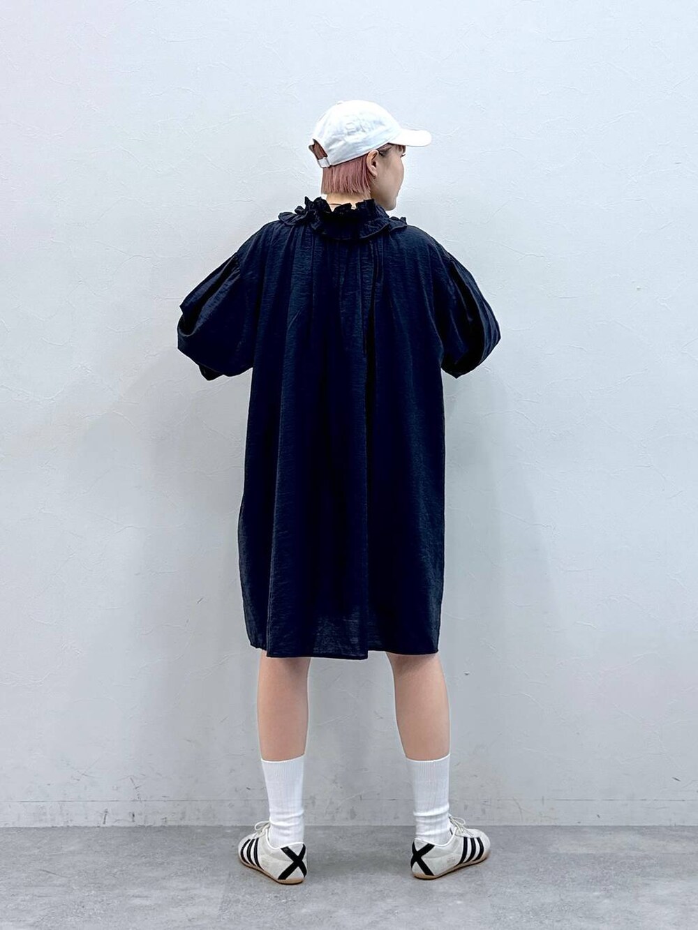 ブルー系のワンピース、ホワイト系のスニーカーを着用したレディースの春コーディネートの5枚目の写真