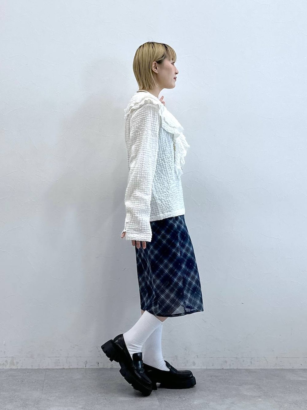 ブラック系のローファー、ブルー系のスカート、ホワイト系のシャツ/ブラウスを着用したレディースの夏コーディネートの4枚目の写真