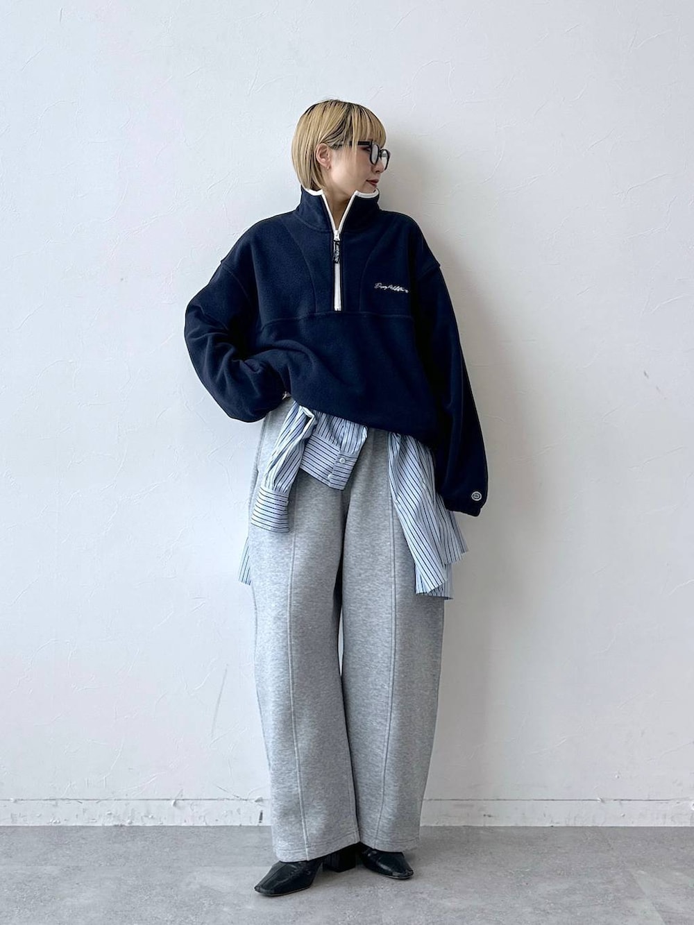 ブルー系のスウェット、ブルー系のTシャツ/カットソー、グレー系のスウェットパンツを着用したレディースの秋コーディネートの2枚目の写真