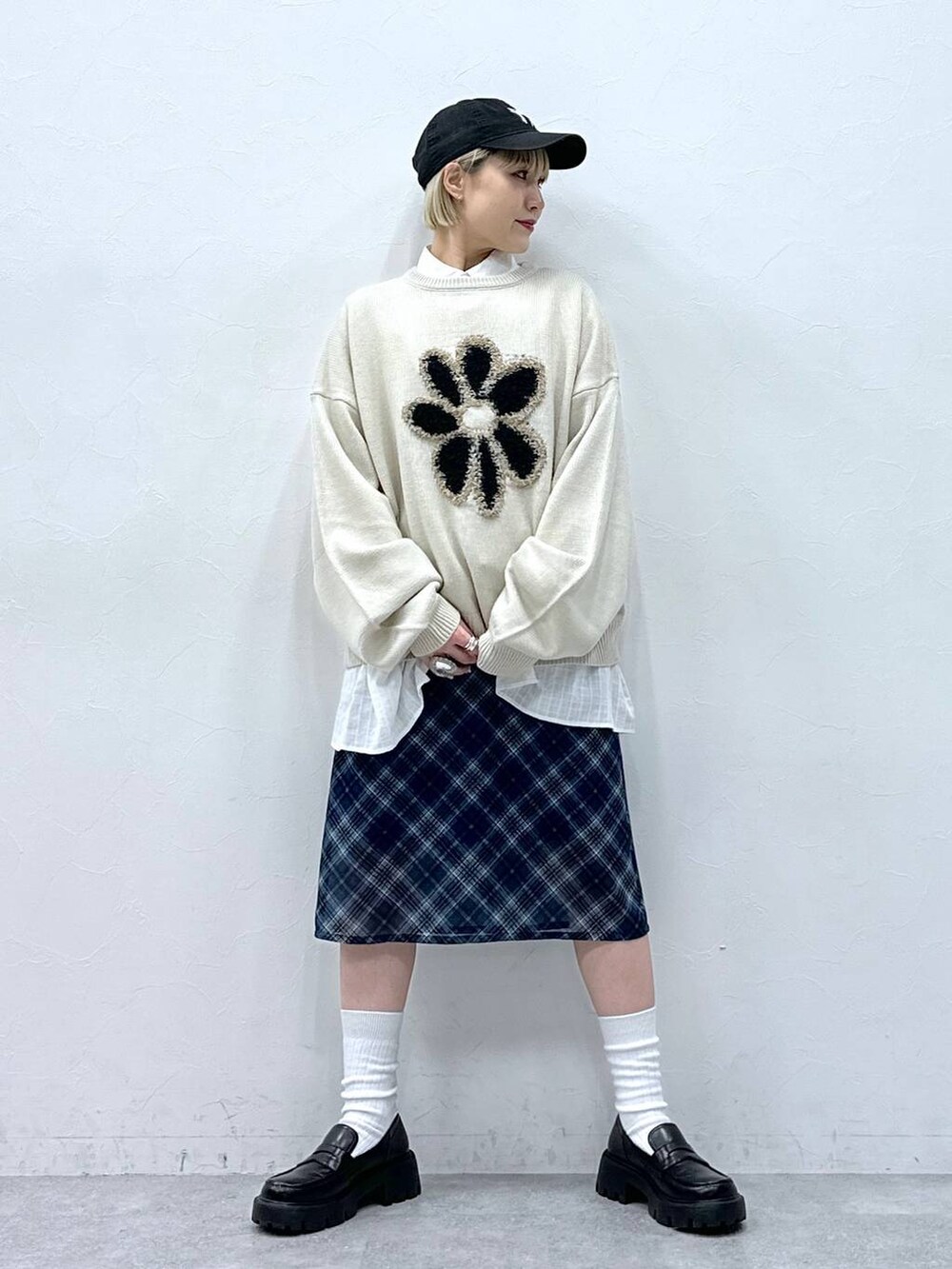 ホワイト系のニット/セーター、ホワイト系のシャツ/ブラウス、ブラック系のローファーを着用したレディースの冬コーディネートの5枚目の写真